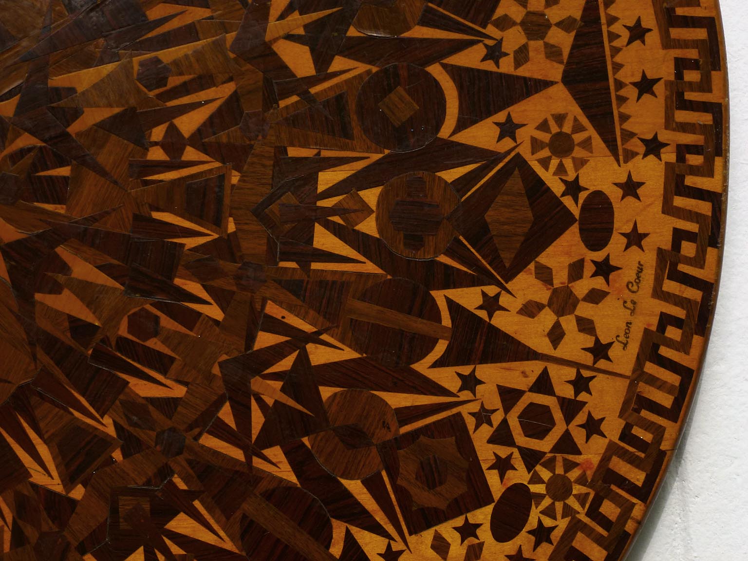 Intricate veneer decorated table top