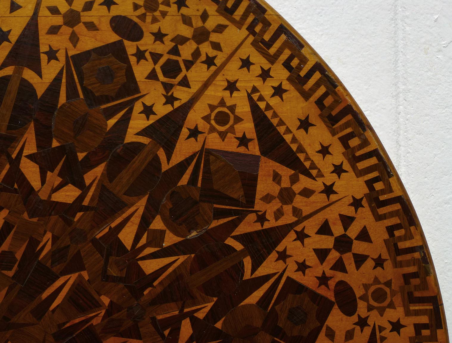 Intricate veneer decorated table top